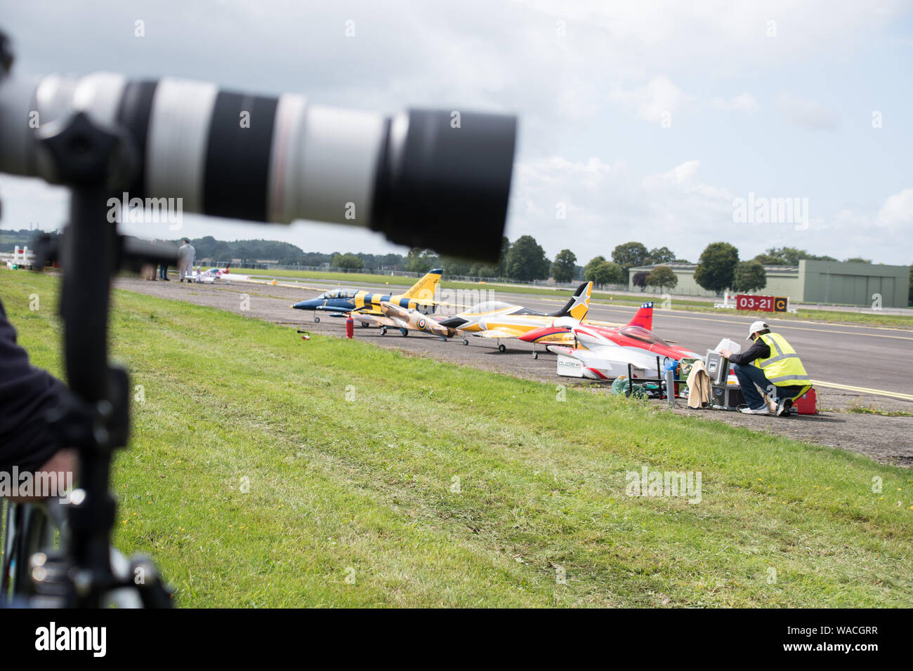 Un grande obiettivo della fotocamera al di fuori della messa a fuoco con telecomando piani controllati a sfondo (solo uso editoriale) Foto Stock