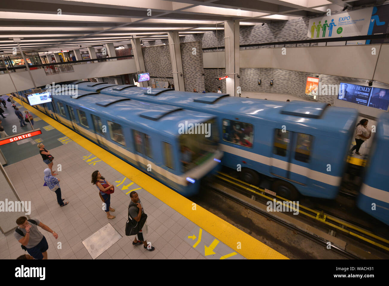Montreal, Quebec, Canada - Agosto 23, 2016: movimento sfocati movimento delle vetture della metropolitana. Uno metro auto è in arrivo mentre l'altra è di lasciare a uno di Mon Foto Stock