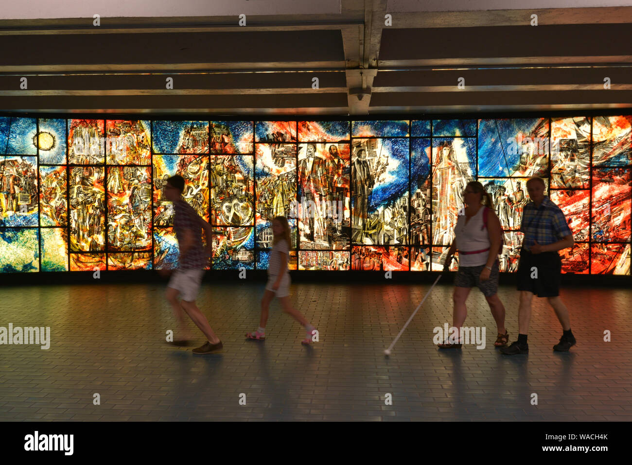 Montreal, Quebec, Canada - Agosto 23, 2016: Opere d'Arte all'interno della Montreal metro mentre un turista famiglia sta passando da Foto Stock