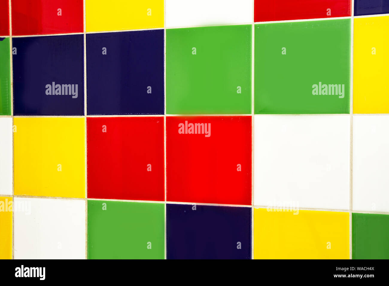 Piazze Di Vari Colori Luminosi Dettagli Concreti Di Colori Luminosi Sono Di Colore Giallo Verde Rosso Giallo Blu E Bianco Rainbow Design Foto Stock Alamy