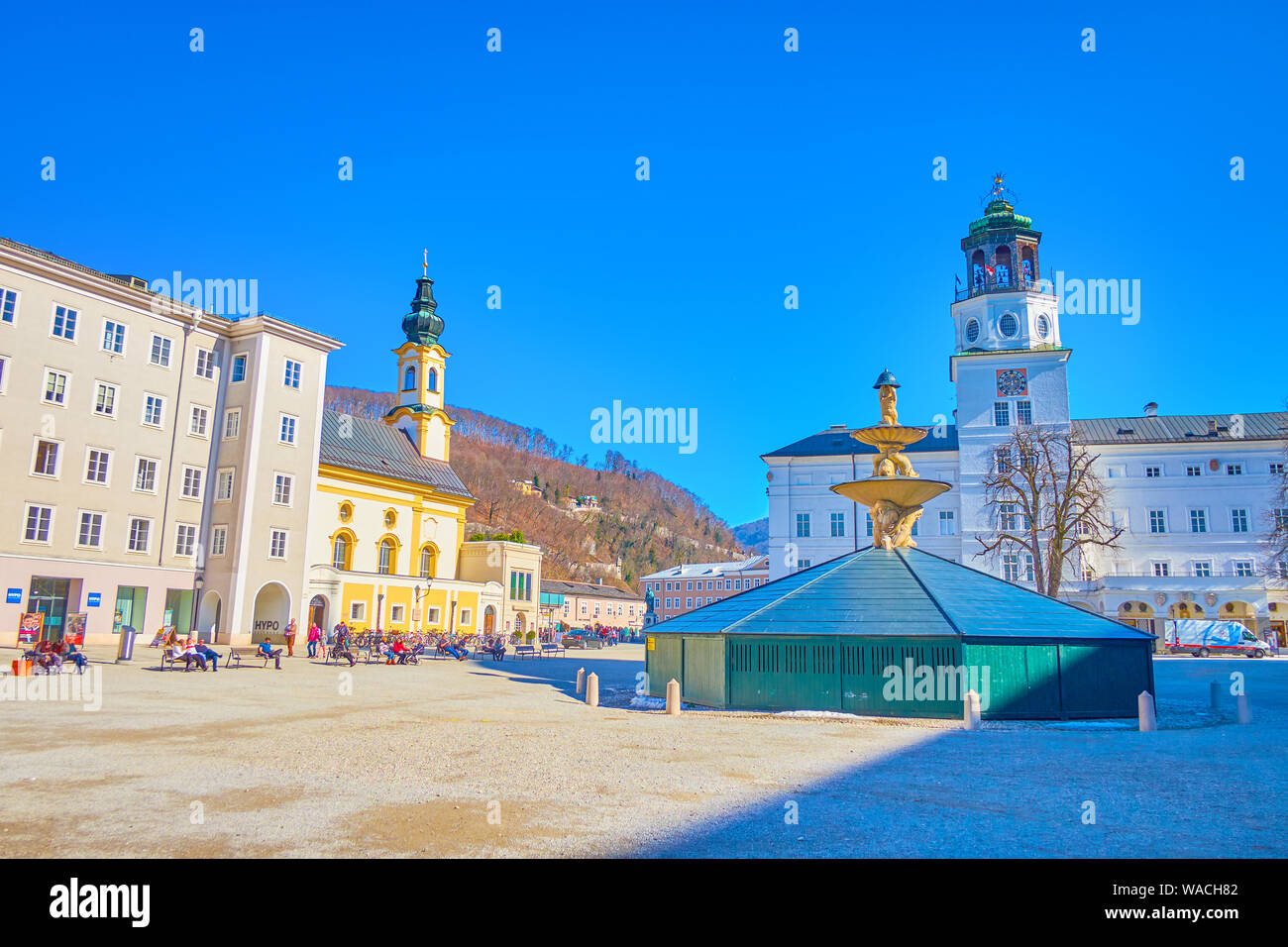 Salisburgo, Austria - 27 febbraio 2019: la centrale piazza Residenzplatz con copertura invernale di Residenzbrunnen fontana e il nuovo Residence Palace di Foto Stock