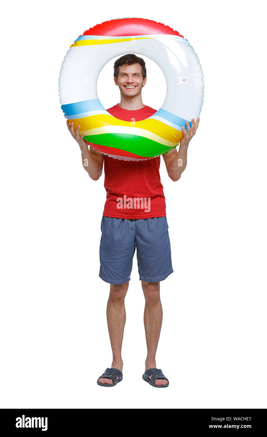 Vista frontale di un uomo in pantaloncini corti con un cerchio gonfiabile. guy sulla spiaggia. Vista posteriore di raccolta persone. vista posteriore di persona. Isolato su bianco b Foto Stock