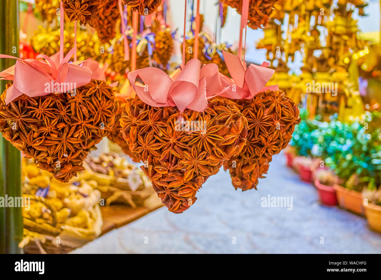 Le sorprendenti giocattoli fatti a mano in forma di cuori, casa di riempimento con un gradevole aroma speziato durante le vacanze invernali, Salisburgo, Austria Foto Stock