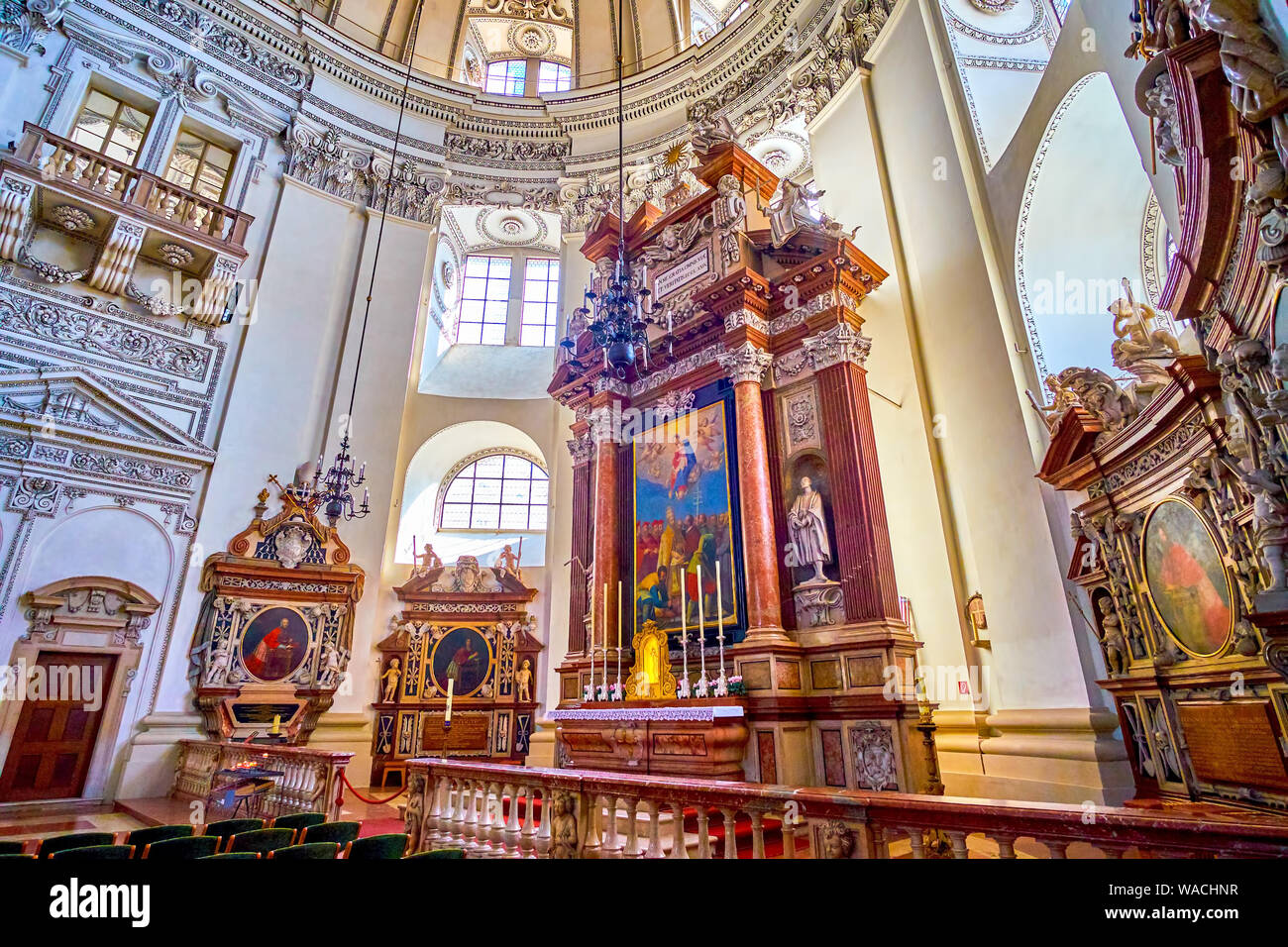Salisburgo, Austria - 27 febbraio 2019: la pala d altare di pietra con una grande icona e sculture nel mezzo del coro del duomo di Salisburgo, su Febr Foto Stock