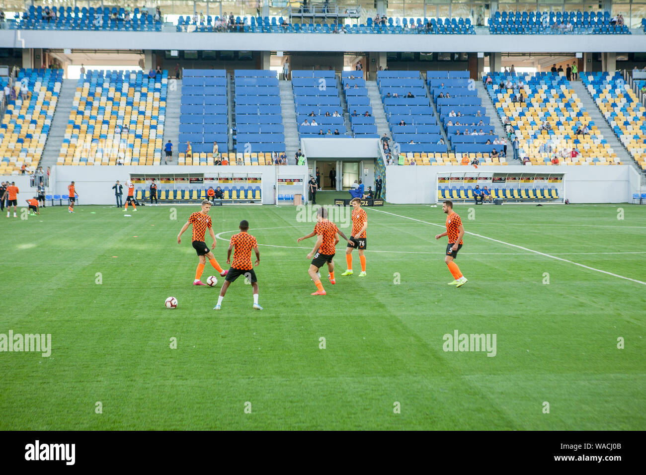 Lviv, Ucraina - 18 agosto 2019: pre-partita sessione di formazione giocatori Shakhtar durante il campionato ucraino match tra Shakhtar Donetsk vs Lviv, Foto Stock