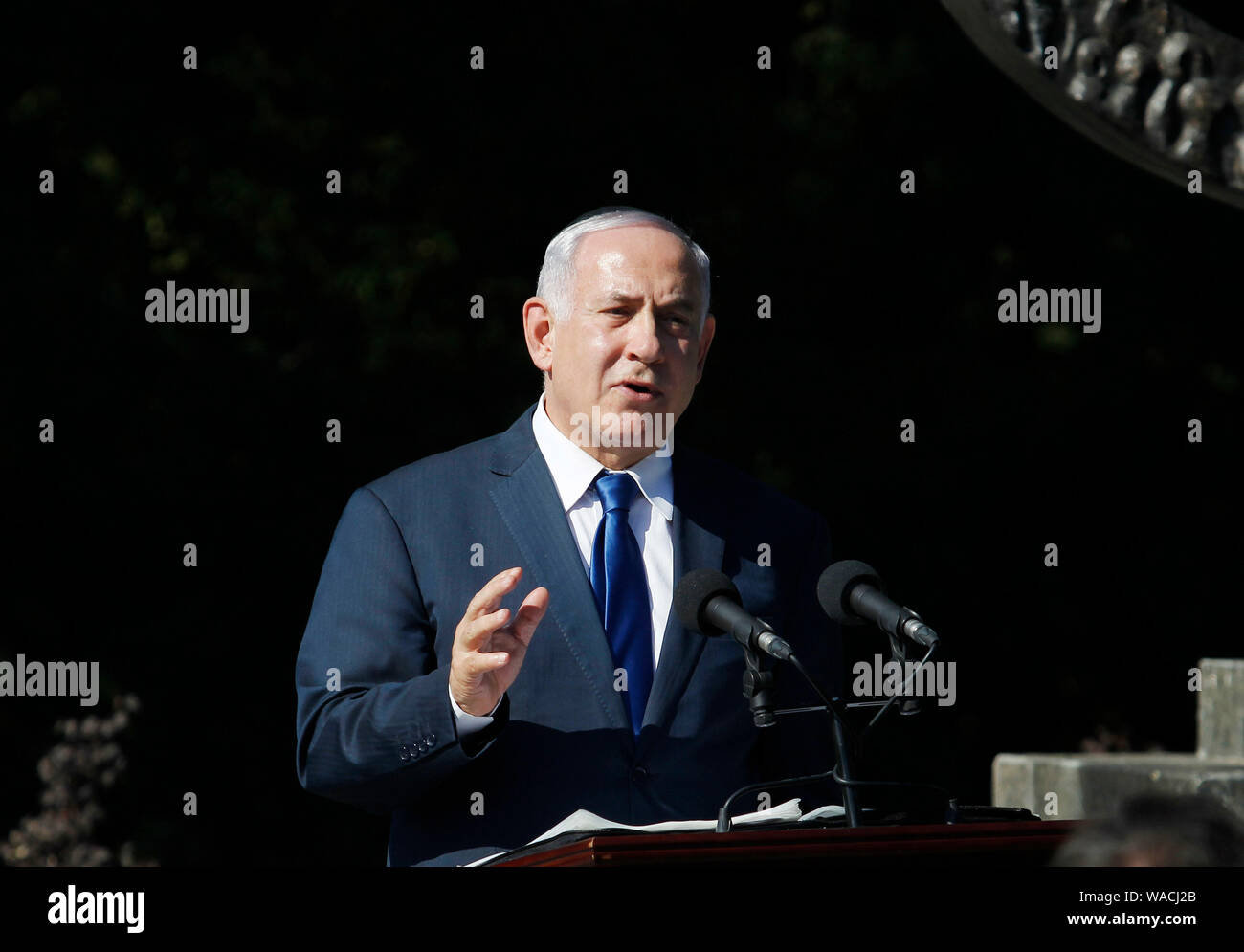 Il Primo Ministro israeliano Benjamin Netanyahu parla durante una cerimonia commemorativa presso il monumento Minora in Babiy Yar, un burrone a Kiev.Il Primo Ministro israeliano Benjamin Netanyahu in visita in Ucraina per discutere il lancio di una zona di libero scambio tra i paesi e un accordo di pensione. Durante i suoi due giorni di visita di Stato, egli ha partecipato anche a una cerimonia in memoria. Foto Stock