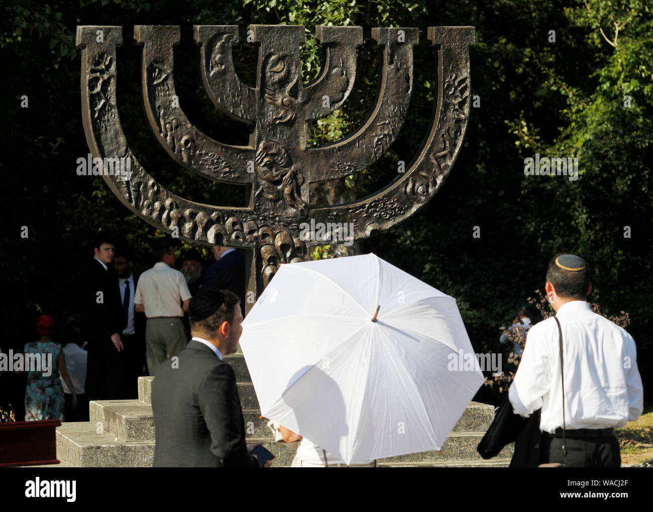 Gli ebrei assiste una cerimonia commemorativa presso il monumento Minora in Babiy Yar, un burrone a Kiev.Il Primo Ministro israeliano Benjamin Netanyahu in visita in Ucraina per discutere il lancio di una zona di libero scambio tra i paesi e un accordo di pensione. Durante i suoi due giorni di visita di Stato, egli ha partecipato anche a una cerimonia in memoria. Foto Stock