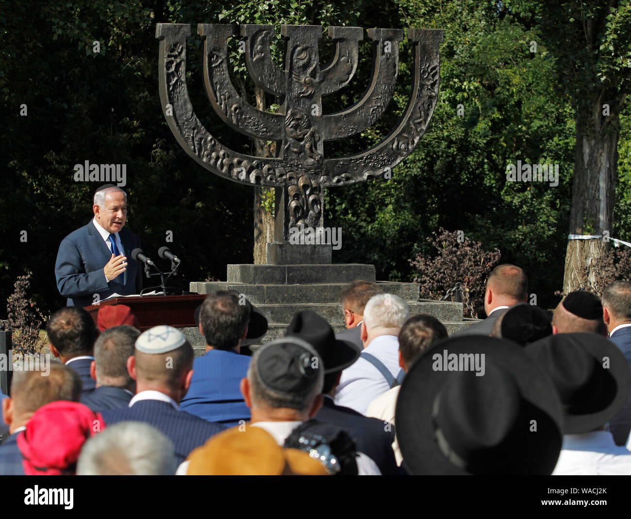 Il Primo Ministro israeliano Benjamin Netanyahu parla durante una cerimonia commemorativa presso il monumento Minora in Babiy Yar, un burrone a Kiev.Il Primo Ministro israeliano Benjamin Netanyahu in visita in Ucraina per discutere il lancio di una zona di libero scambio tra i paesi e un accordo di pensione. Durante i suoi due giorni di visita di Stato, egli ha partecipato anche a una cerimonia in memoria. Foto Stock