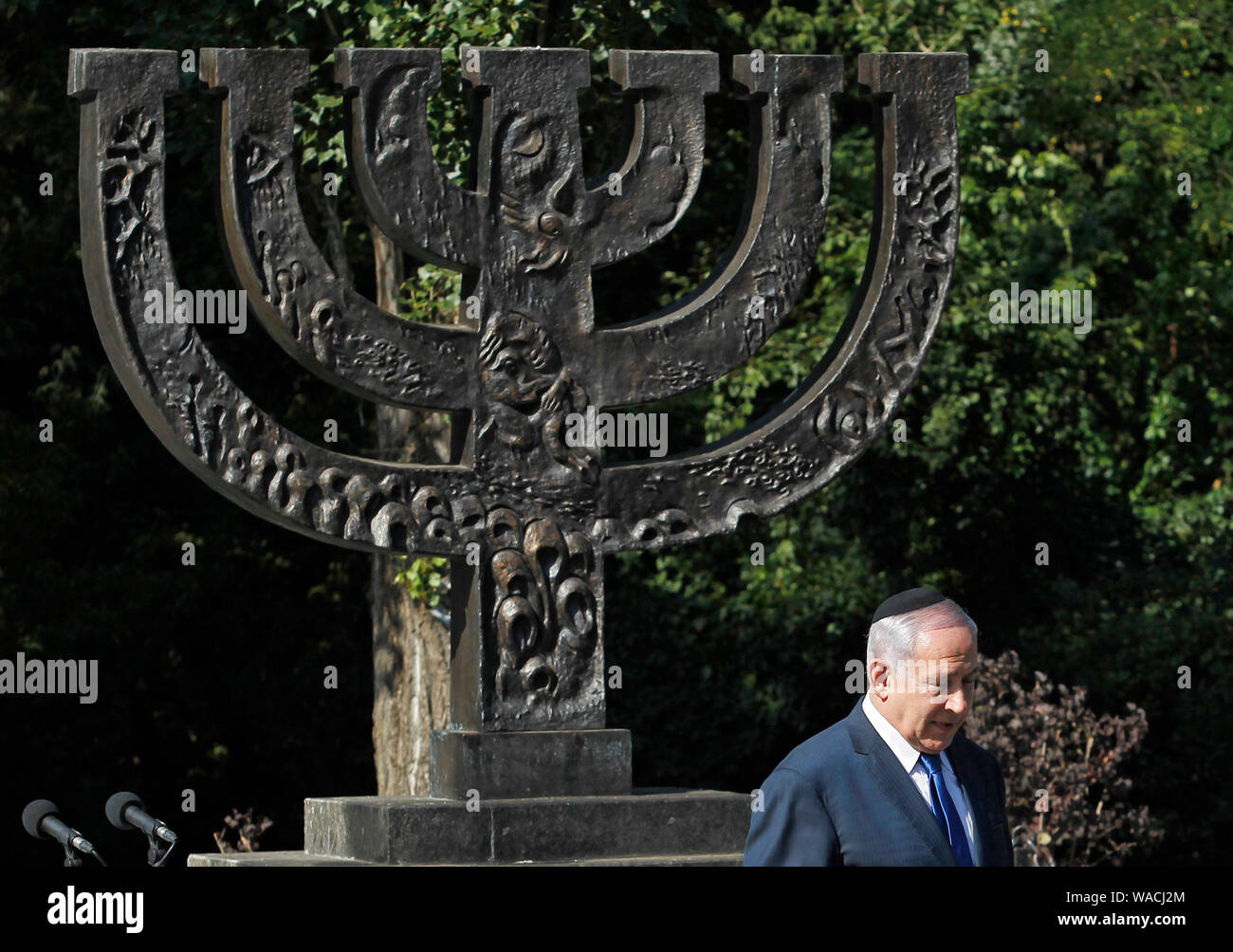 Il Primo Ministro israeliano Benjamin Netanyahu partecipa a una cerimonia commemorativa presso il monumento Minora in Babiy Yar, un burrone a Kiev.Il Primo Ministro israeliano Benjamin Netanyahu in visita in Ucraina per discutere il lancio di una zona di libero scambio tra i paesi e un accordo di pensione. Durante i suoi due giorni di visita di Stato, egli ha partecipato anche a una cerimonia in memoria. Foto Stock