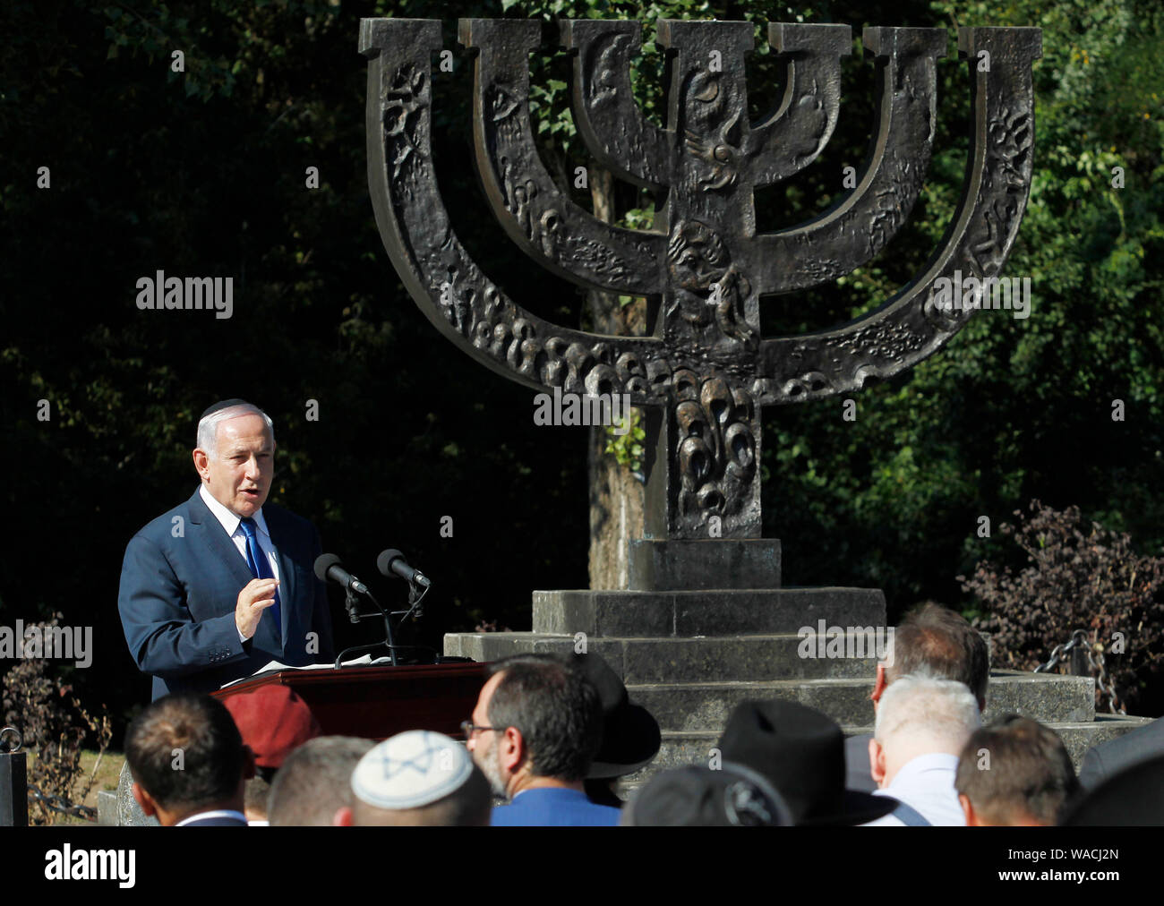 Il Primo Ministro israeliano Benjamin Netanyahu parla durante una cerimonia commemorativa presso il monumento Minora in Babiy Yar, un burrone a Kiev.Il Primo Ministro israeliano Benjamin Netanyahu in visita in Ucraina per discutere il lancio di una zona di libero scambio tra i paesi e un accordo di pensione. Durante i suoi due giorni di visita di Stato, egli ha partecipato anche a una cerimonia in memoria. Foto Stock