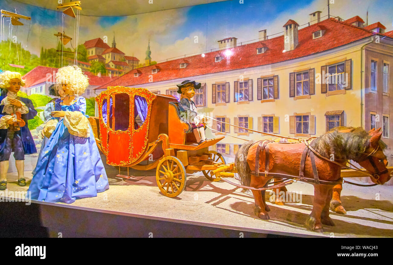 Salisburgo, Austria - 27 febbraio 2019: Il Mozart che viaggiano in scena con marionette storiche nel Museo delle Marionette di Salisburgo Castello, il 27 febbraio in S Foto Stock
