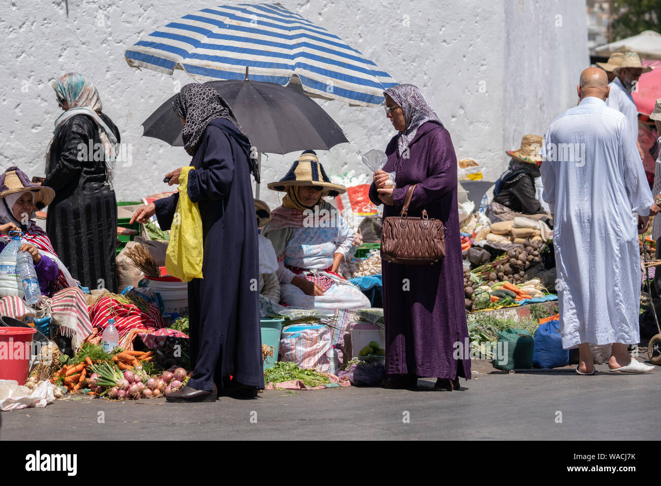 I fornitori locali e gli acquirenti sul mercato a Tangeri, Marocco Foto Stock