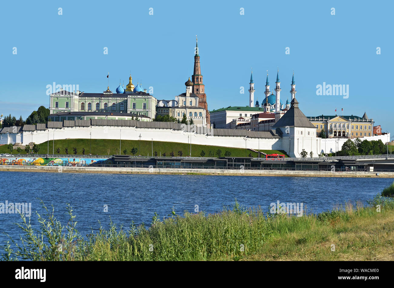 Vista del Cremlino di Kazan dal fiume Kazanka, Tatarstan, Russia 24 giugno 2019 Foto Stock