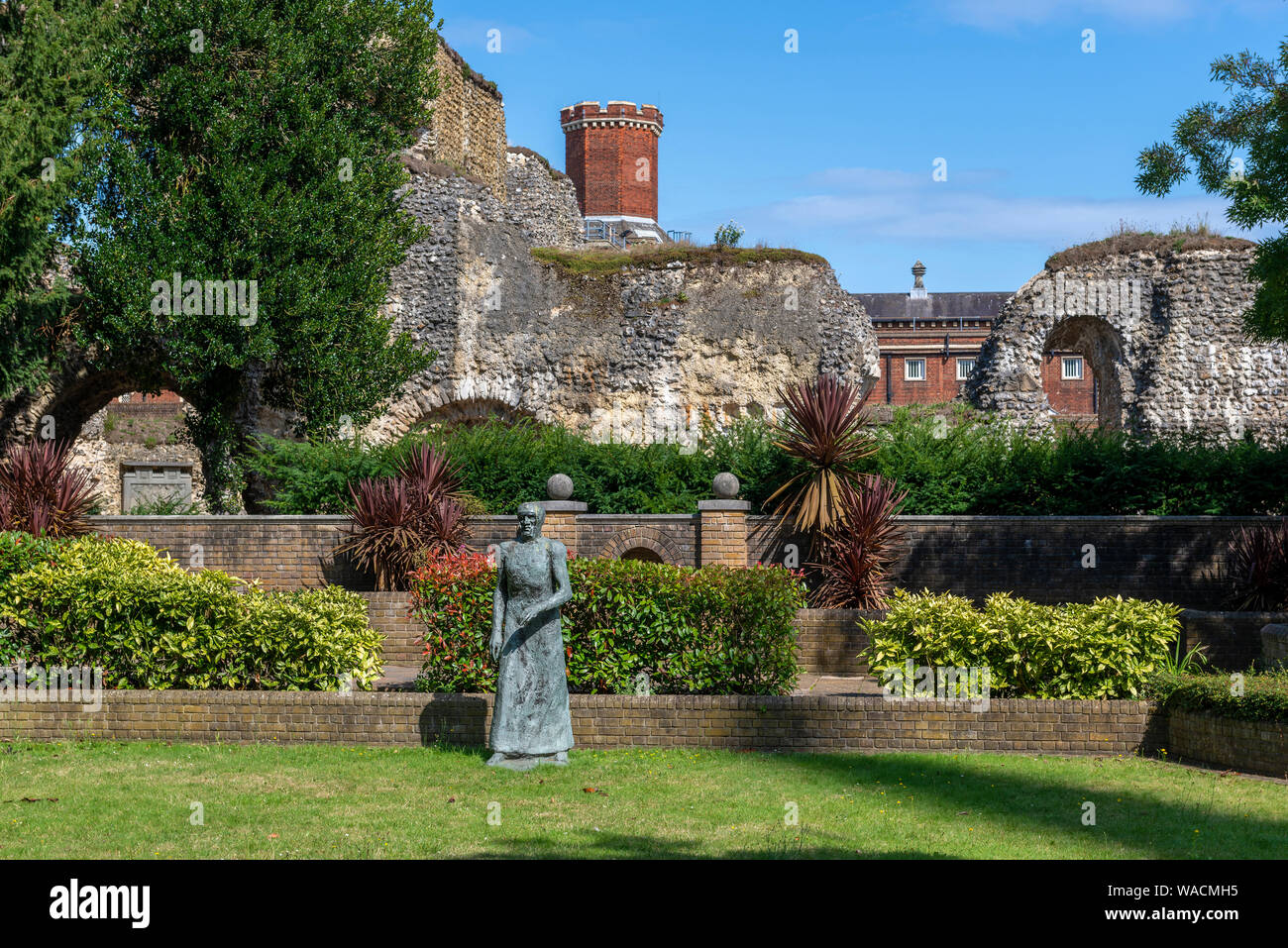 Statua di una donna travestita di Elisabeth Frink scultrice e incisore in un giardino murato vicino alle rovine dell'abbazia, Reading, Berkshire, Engl Foto Stock