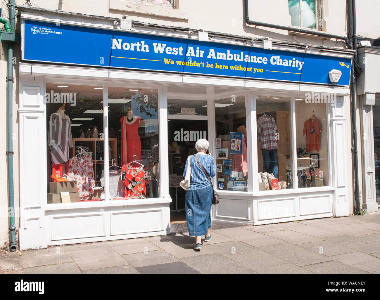 Signora a nord ovest di Air Ambulance carità shop a Lytham Lancashire England Regno Unito Foto Stock