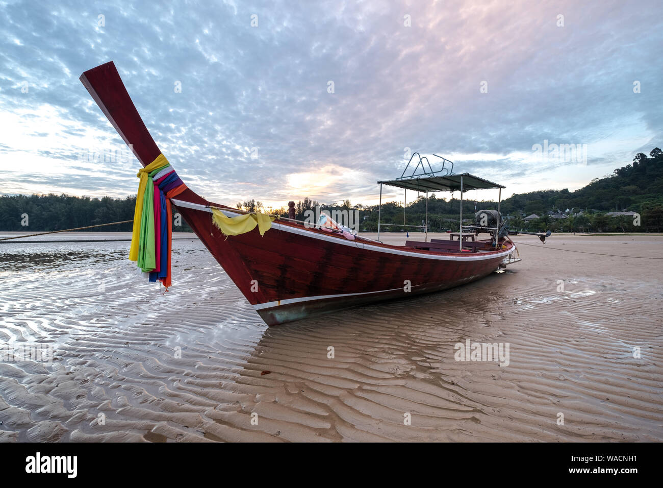 Il tramonto e una barca dalla lunga coda, Phuket Foto Stock