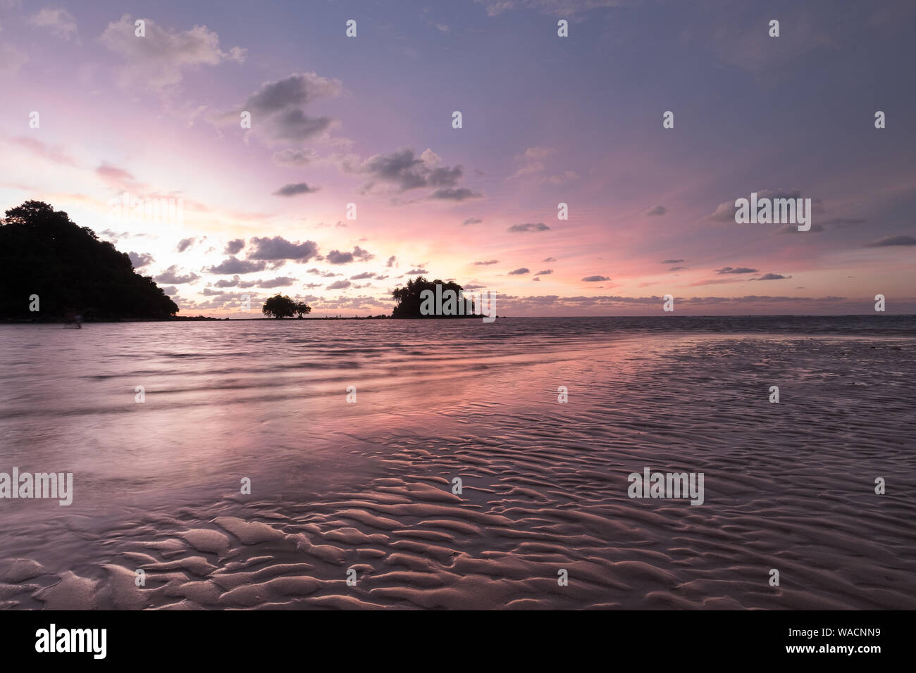 Una rosa e viola tramonto a Phuket Foto Stock