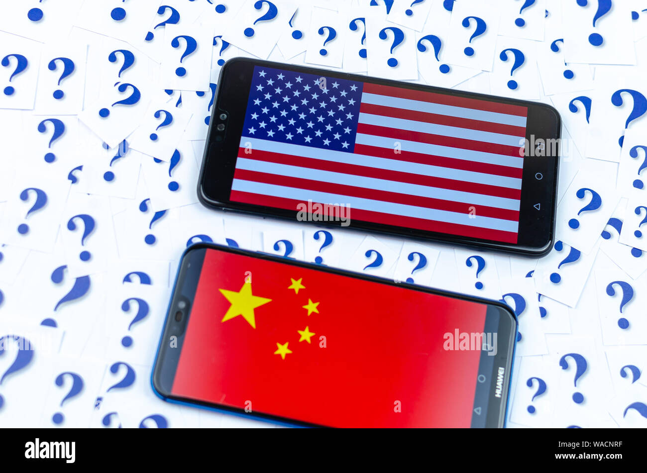 Bandiera di America e Cina sul Huawei smartphone e un sacco di punti interrogativi intorno a. La fotografia concettuale circa il futuro di noi Cina rapporto Foto Stock