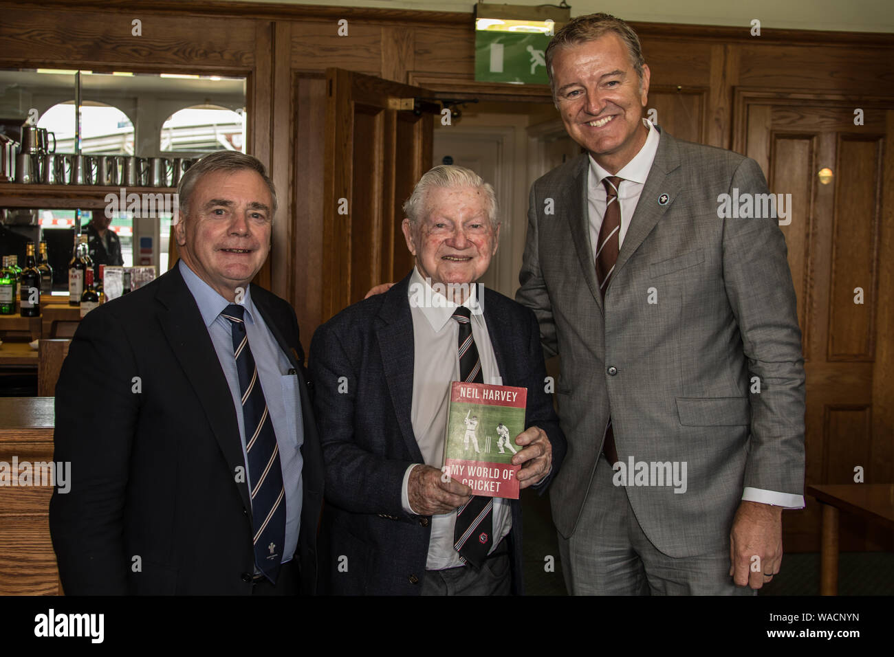 Londra, Regno Unito. 19 Agosto, 2019. Neil Harvey, l'australiano di cricket visite legenda ovale in Sud di Londra. Harvey è il membro più giovane di Don Bradman's 1948 Invincibles che è rimasto imbattuto durante il loro tour in Inghilterra. Egli è ora il solo superstite di quel team. David Rowe/Alamy Live News Foto Stock