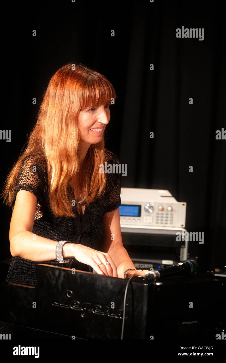 Barbara Dennerlein suonare jazz sull'organo Hammond, Brecon Jazz Festival 2019 Foto Stock
