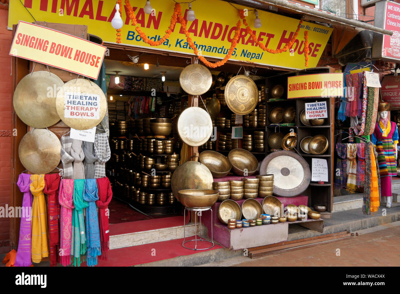 Negozio di vendita campane tibetane (Guarigione tibetana ciotole di terapia) e cashmere sciarpe a Boudhanath, Valle di Kathmandu, Nepal Foto Stock