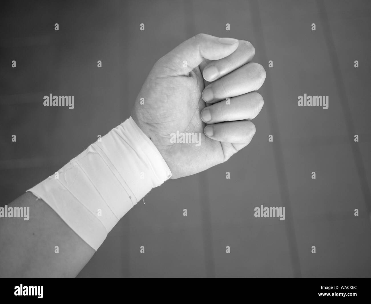 Versione in bianco e nero di atleta del polso slogata fissati con nastro con un polso processo su nastro Foto Stock
