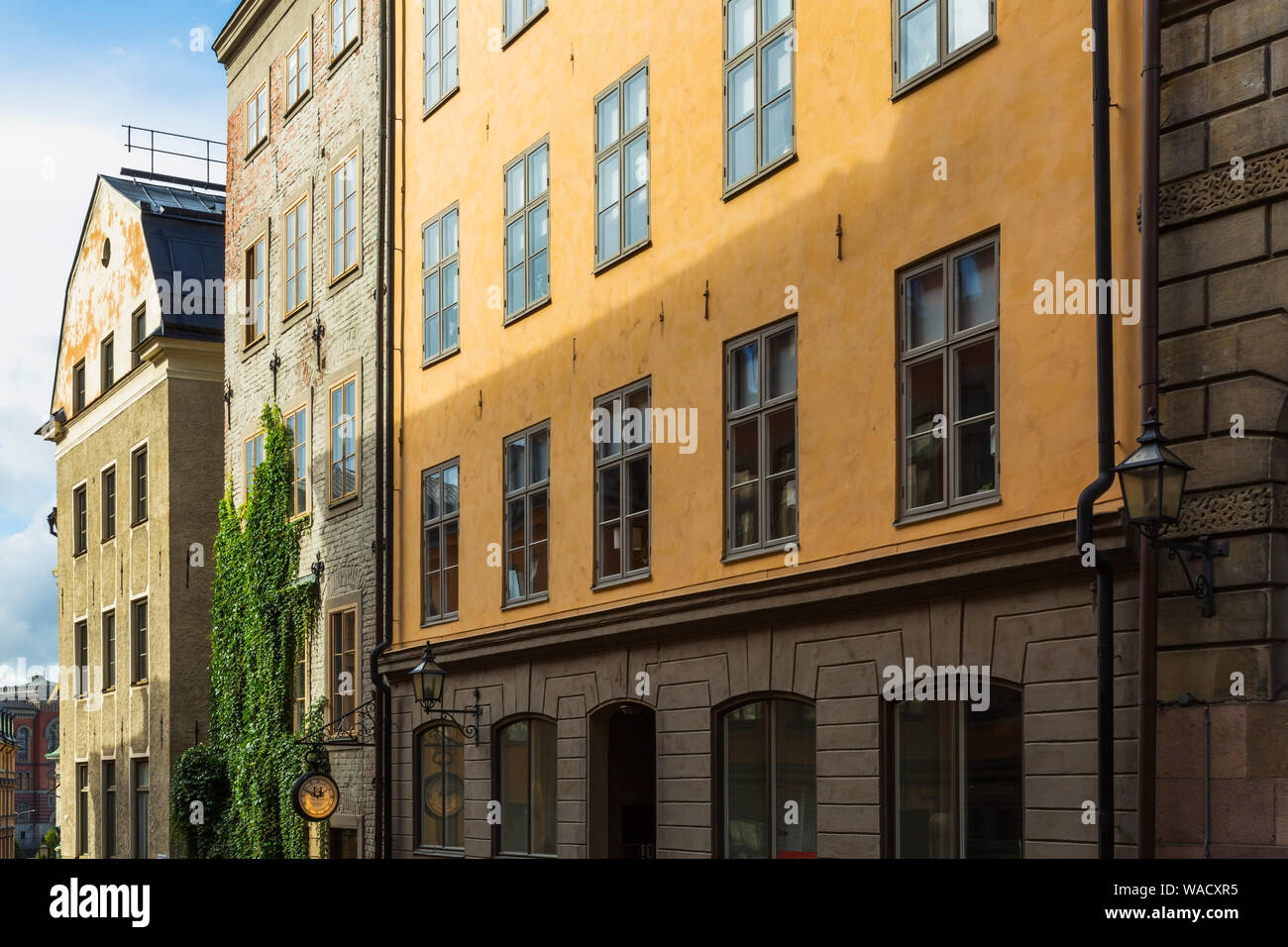Vecchio stile architettonico di pietra da taglio, in mattoni e stucco e facciate con file di windows, Stoccolma, Svezia, Europa Foto Stock