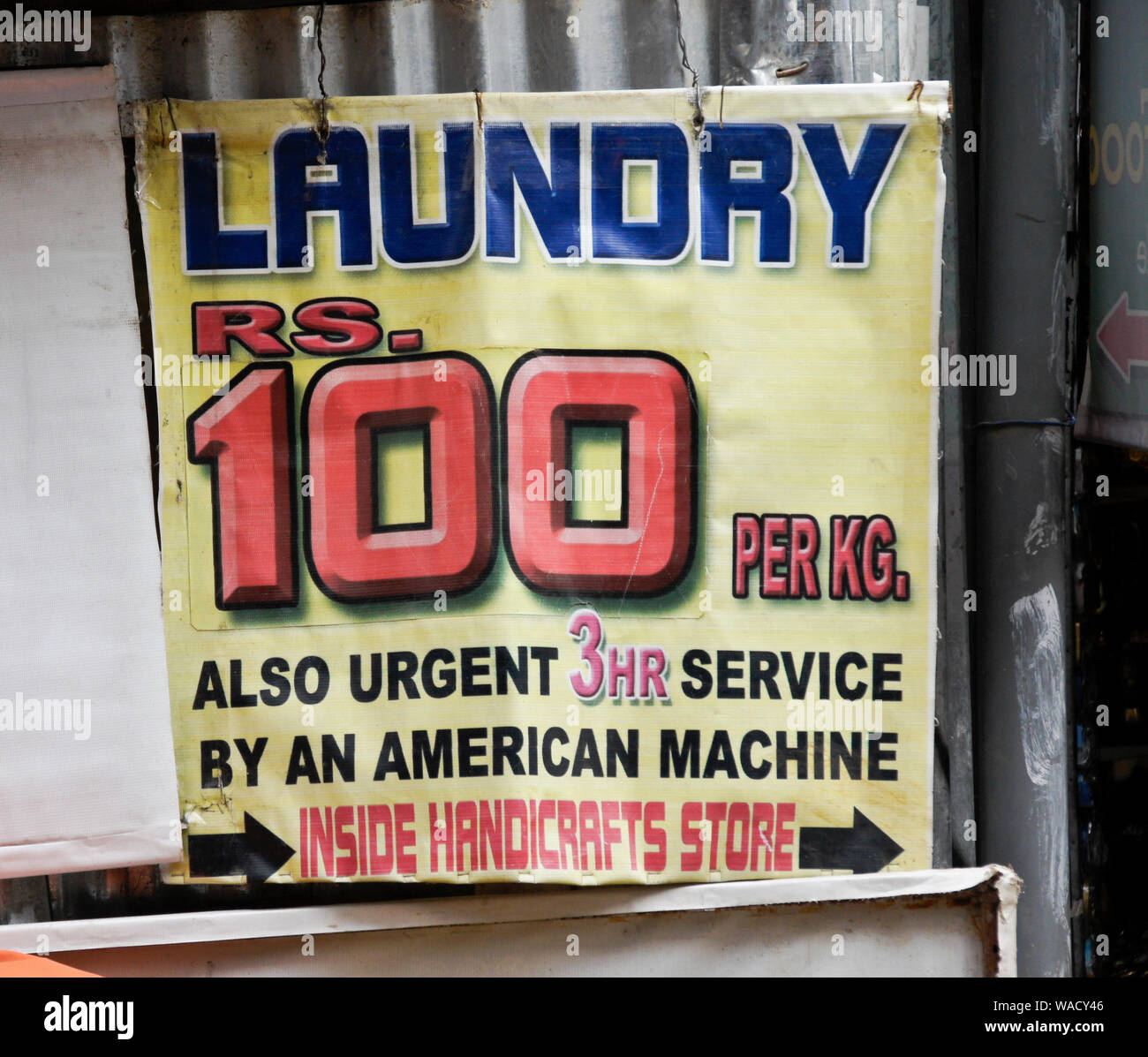 Segno per servizio di lavanderia nel quartiere Thamel di Kathmandu, Nepal Foto Stock