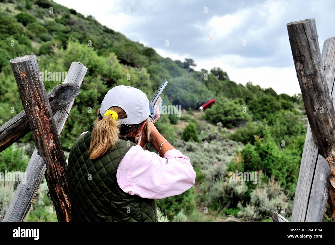 Cathy Beck germogli argille sportivi mentre visitano il Colorado Foto Stock