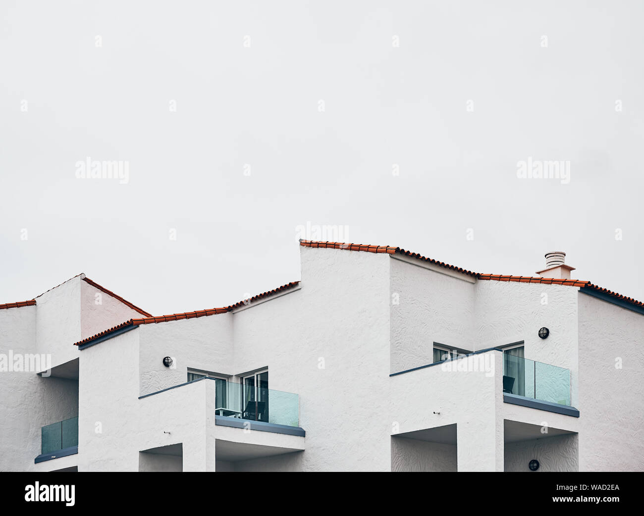 Casa Bianca con terrazze e tetto di tegole contro il cielo grigio su Tenerife Foto Stock
