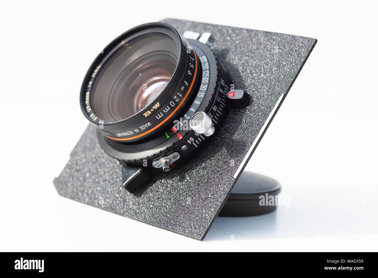 Un Rodenstock Sironar Macro 120mm f/5.6 lente per telecamere di grande formato in un otturatore Copal e montato su un 100mm lensboard Foto Stock