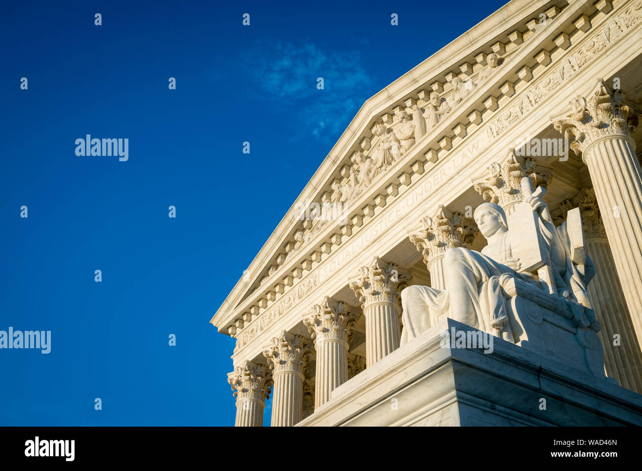 Scenic pomeriggio veduta della facciata della Corte suprema degli Stati Uniti edificio con tramonto dorato di luce che cade su classiche colonne corinzie Foto Stock