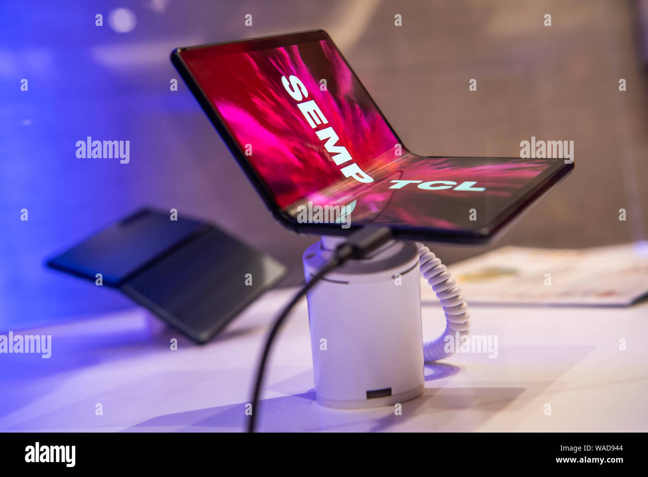 Un TCL 5G smartphone pieghevole viene visualizzato durante la leva TCL nuovi prodotti eventi di lancio in Sao Paulo, Brasile, 1 luglio 2019. La leva TCL nuovo lancio prodotti ev Foto Stock
