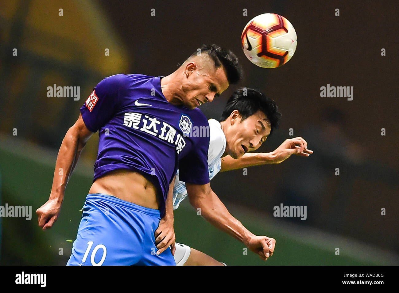 Il calcio brasiliano player Johnathan Aparecido da Silva, quella che indossa No.10 shirt, comunemente noto come Johnathan, di Tianjin TEDA F.C. salta per fare un Foto Stock