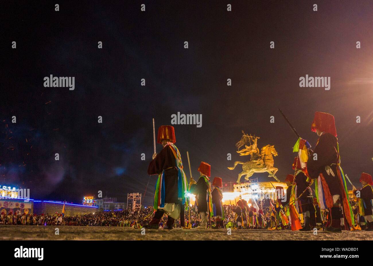 Il popolo cinese dei tibetani gruppo etnico si riuniranno presso un falò party per celebrare l'annuale Yushu Qinghai Horse Racing Festival in tibetano Yushu Autonomo Foto Stock