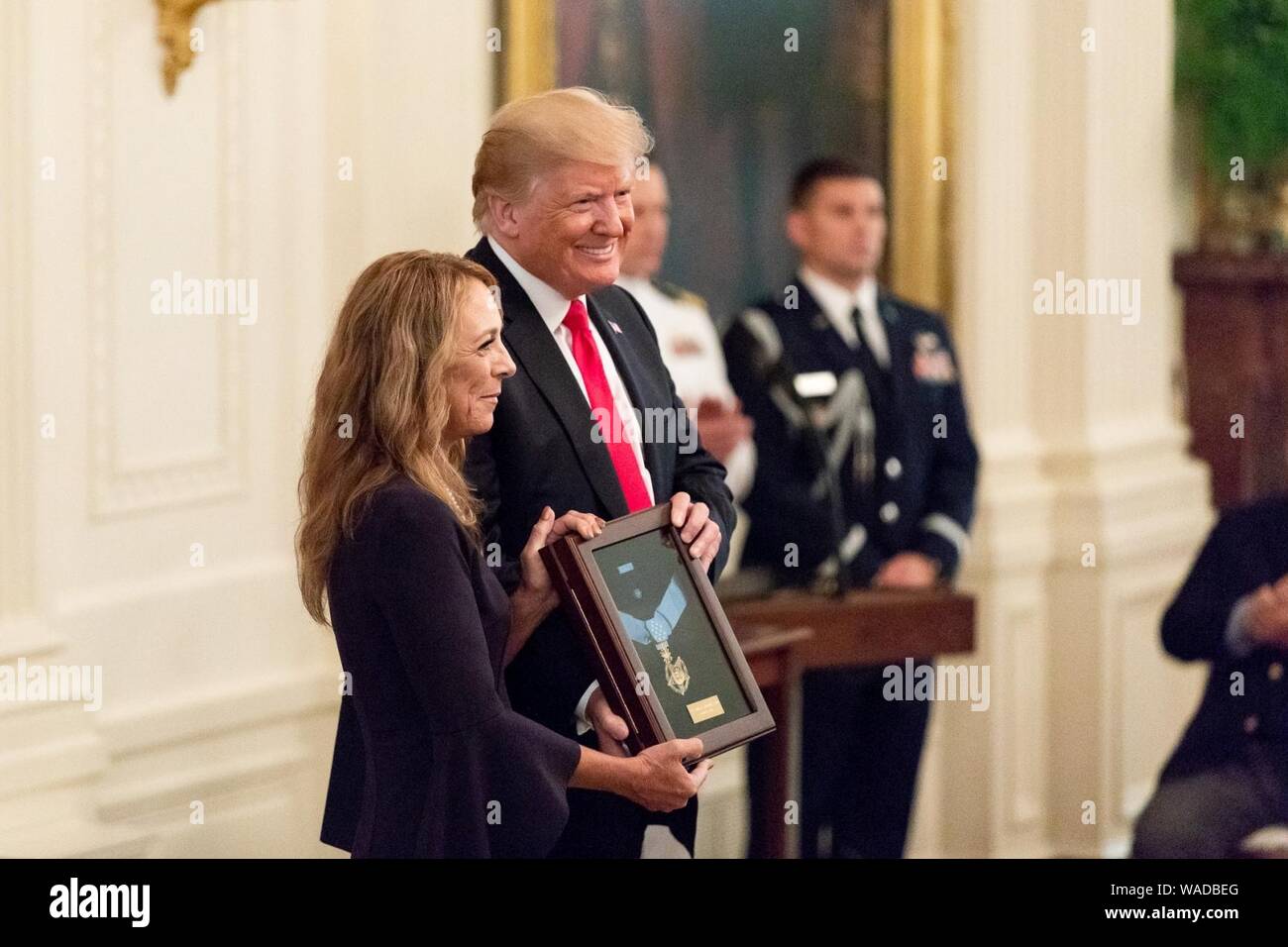 Donald Trump presenta la medaglia d'onore alla sig.ra Valerie Nessel. Foto Stock