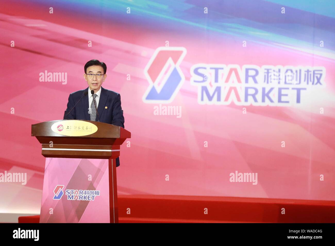 Yin Zhiyao, presidente di avanzate apparecchiature Micro-Fabrication Inc Cina (AMEC), assiste la quotazione cerimonia del primo lotto di aziende sul SSE Foto Stock