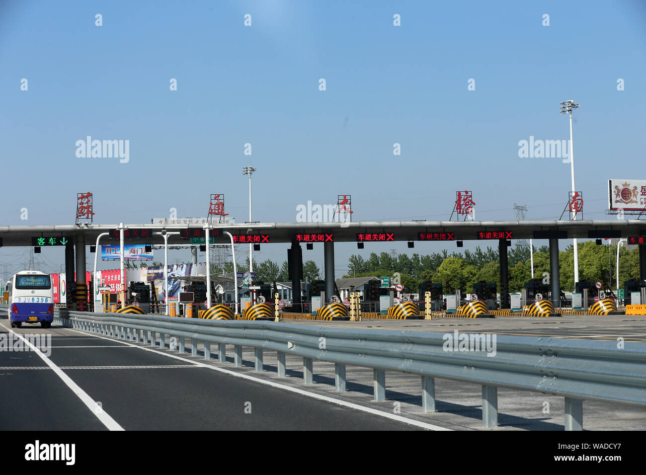 --FILE--i veicoli in coda fino a passare attraverso ETC corsie a toll gates sulla superstrada in Cina a Shanghai, 11 giugno 2019. La Cina si annullerà l autostrada con pedaggio-compressori GA Foto Stock