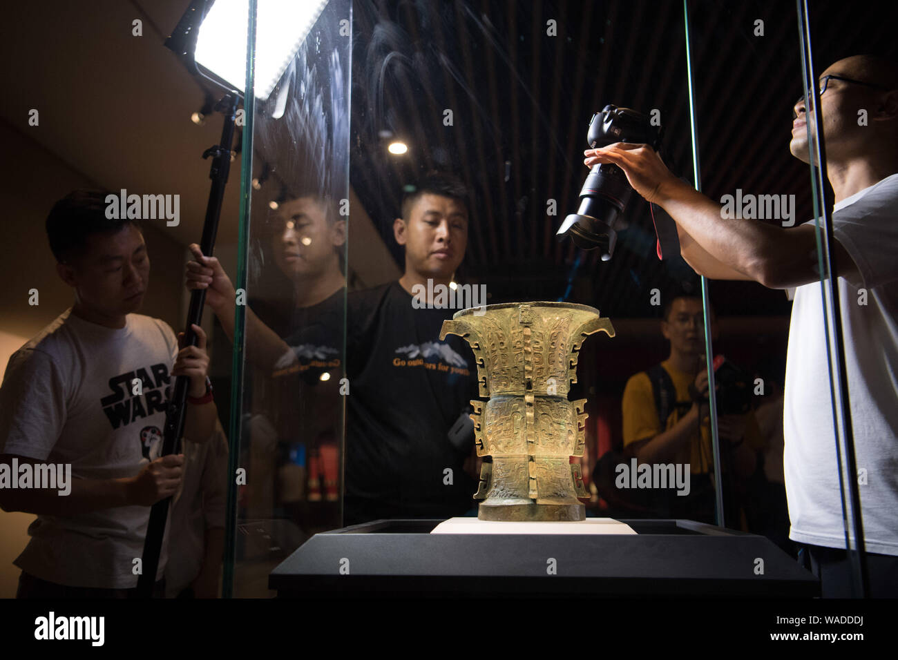 Il bronzo ware "Yizun', che è una bocca aperta ware in bronzo con iscrizioni di 23 caratteri espressi in essa, viene visualizzato dopo che è stato recuperato da pol Foto Stock