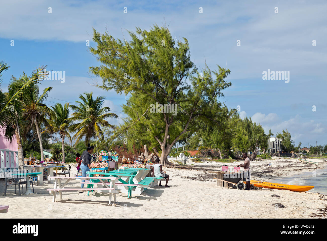 I lavoratori di ottenere la spiaggia e le aziende pronte per il giorno. Pulizia conchs, visualizzazione di souvenir. Foto Stock