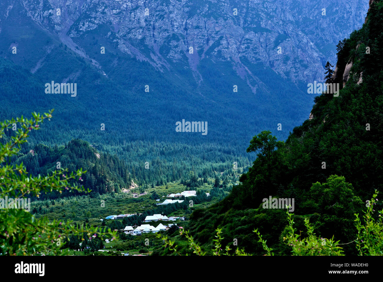 Vista dalla collina adiacente delle frazioni scattering tra Qilian montagne e foreste, Sunan Yugur contea autonoma, Zhangye city, a nord-ovest della Cina di Gansu Foto Stock