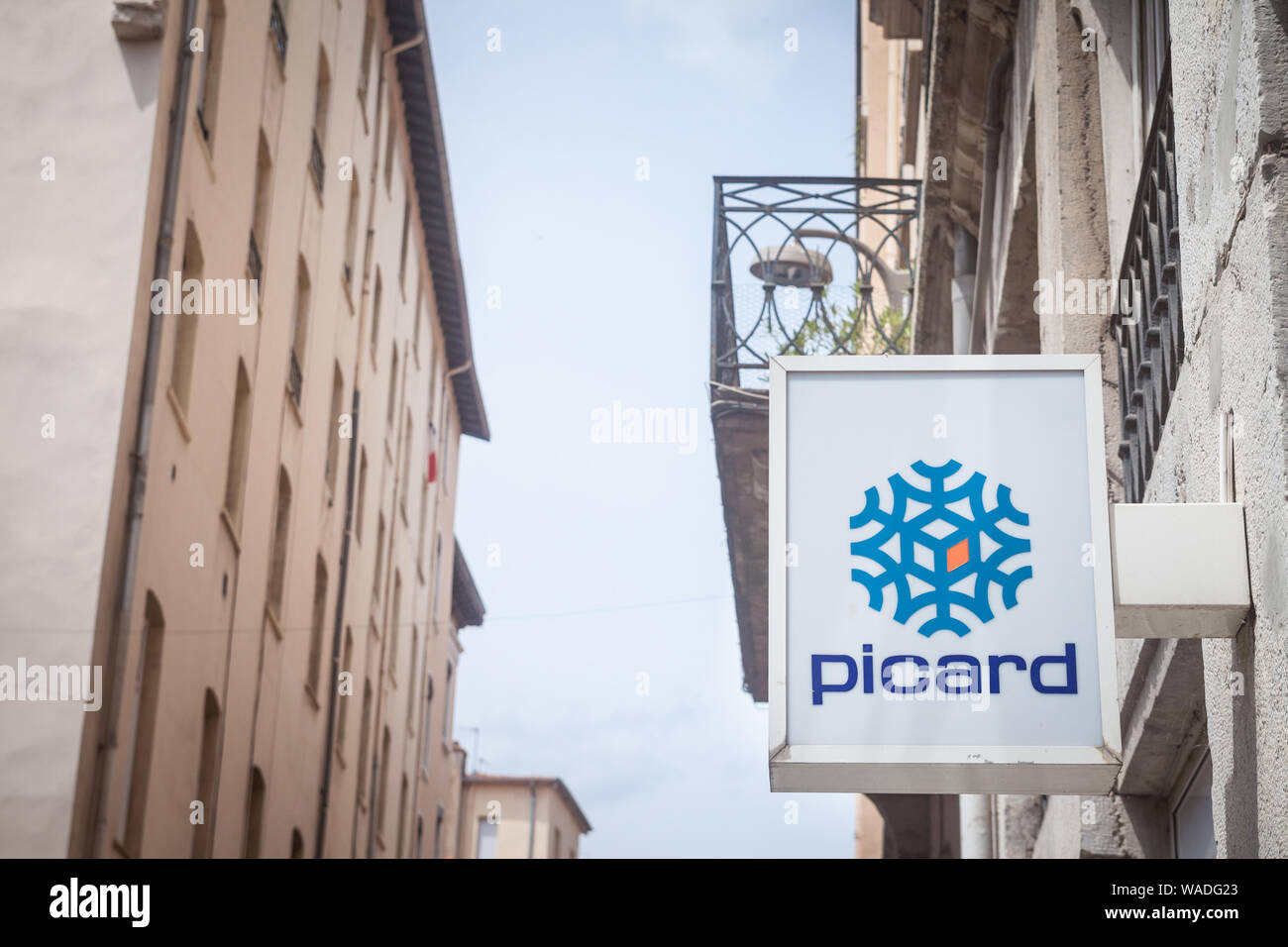 Lione, Francia - Luglio 18, 2019: Picard Surgeles logo nella parte anteriore del loro supermercato locale. Picard è una catena francese di dettaglianti specializzati in fo congelati Foto Stock