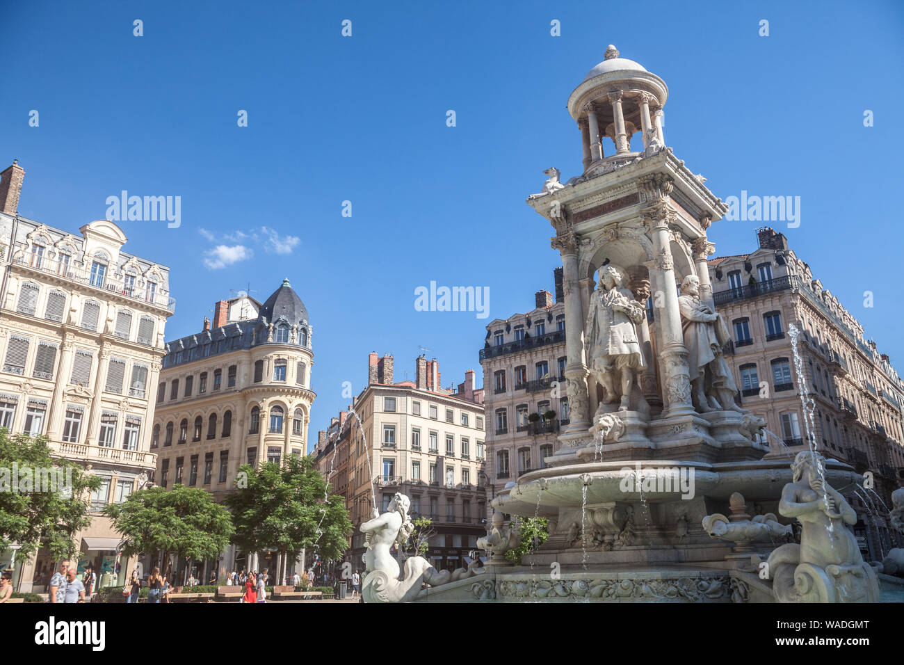 Lione, Francia - 13 luglio 2019: Place des giacobini Square a Lione con la sua mitica fontana. Si tratta di uno dei principali punti di riferimento della vecchia Lione nel Presq Foto Stock