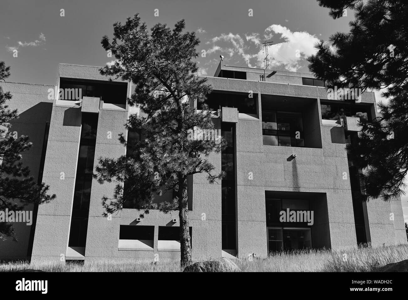 Boulder, Colorado - Agosto 18th, 2019: esterno in bianco e nero di NCAR, Centro Nazionale per la ricerca atmosferica progettato dall architetto I.M. Pei Foto Stock