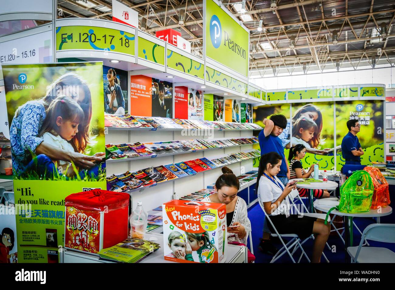 --FILE -- la gente visita lo stand del leader nel mondo gruppo educativo Pearson PLC durante una expo a Pechino in Cina, 26 agosto 2016. Leader mondiale in educ Foto Stock