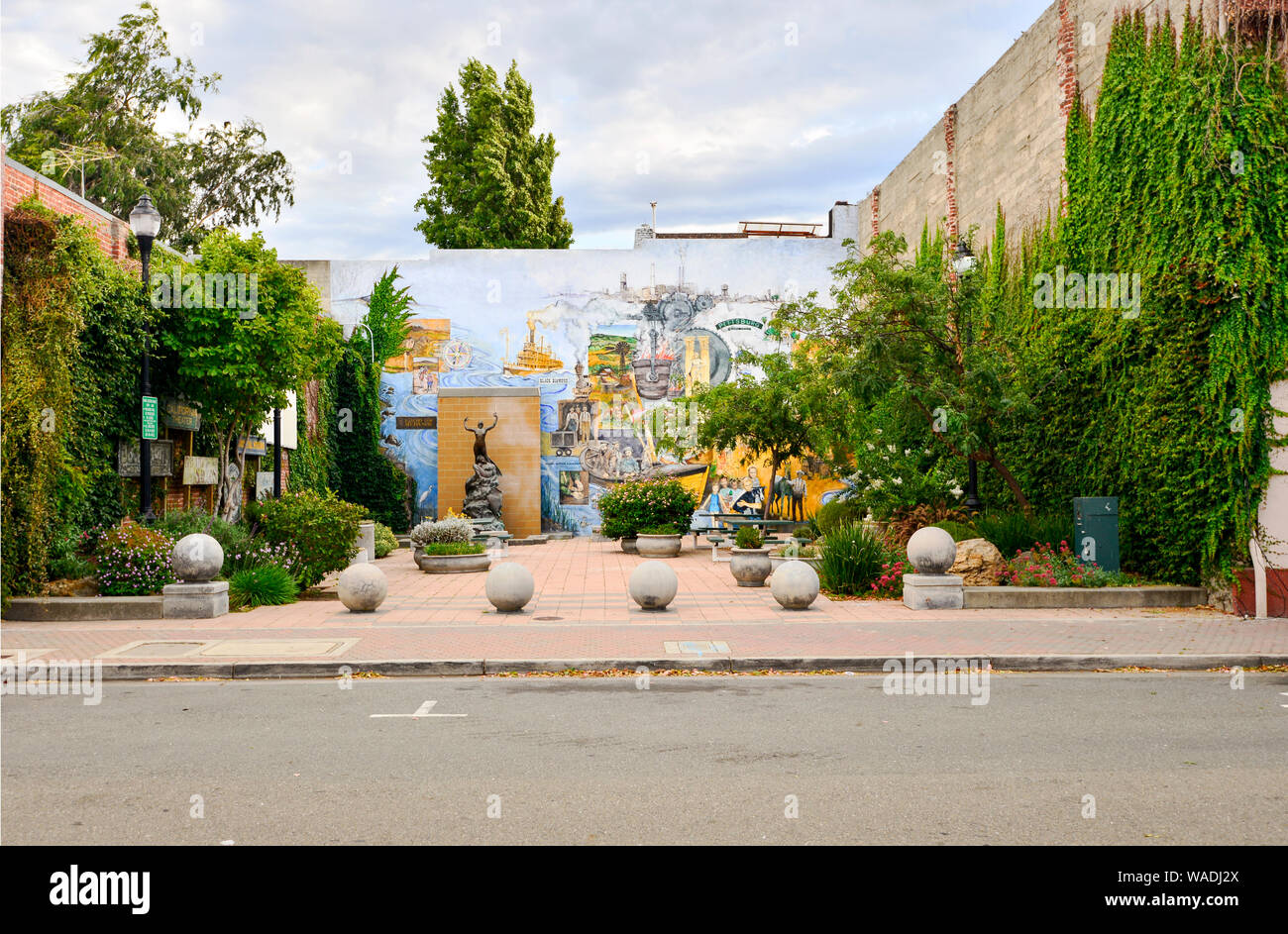 "Heritage Plaza' una tasca parco sulla 4th Street nella città vecchia Pittsburg California Foto Stock