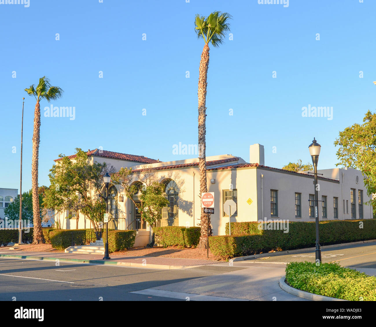 Il vecchio ufficio postale edificio situato sulla ferrovia Avenue nel centro storico Pittsburg California Foto Stock