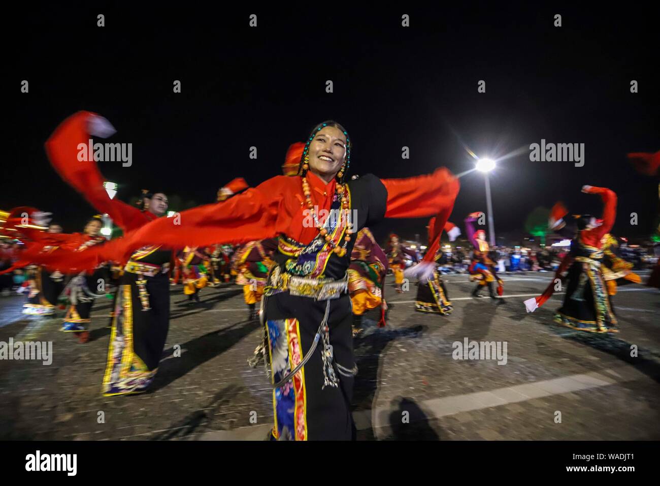 Il popolo cinese dei tibetani gruppo etnico si riuniranno presso un falò party per celebrare l'annuale Yushu Qinghai Horse Racing Festival in tibetano Yushu Autonomo Foto Stock