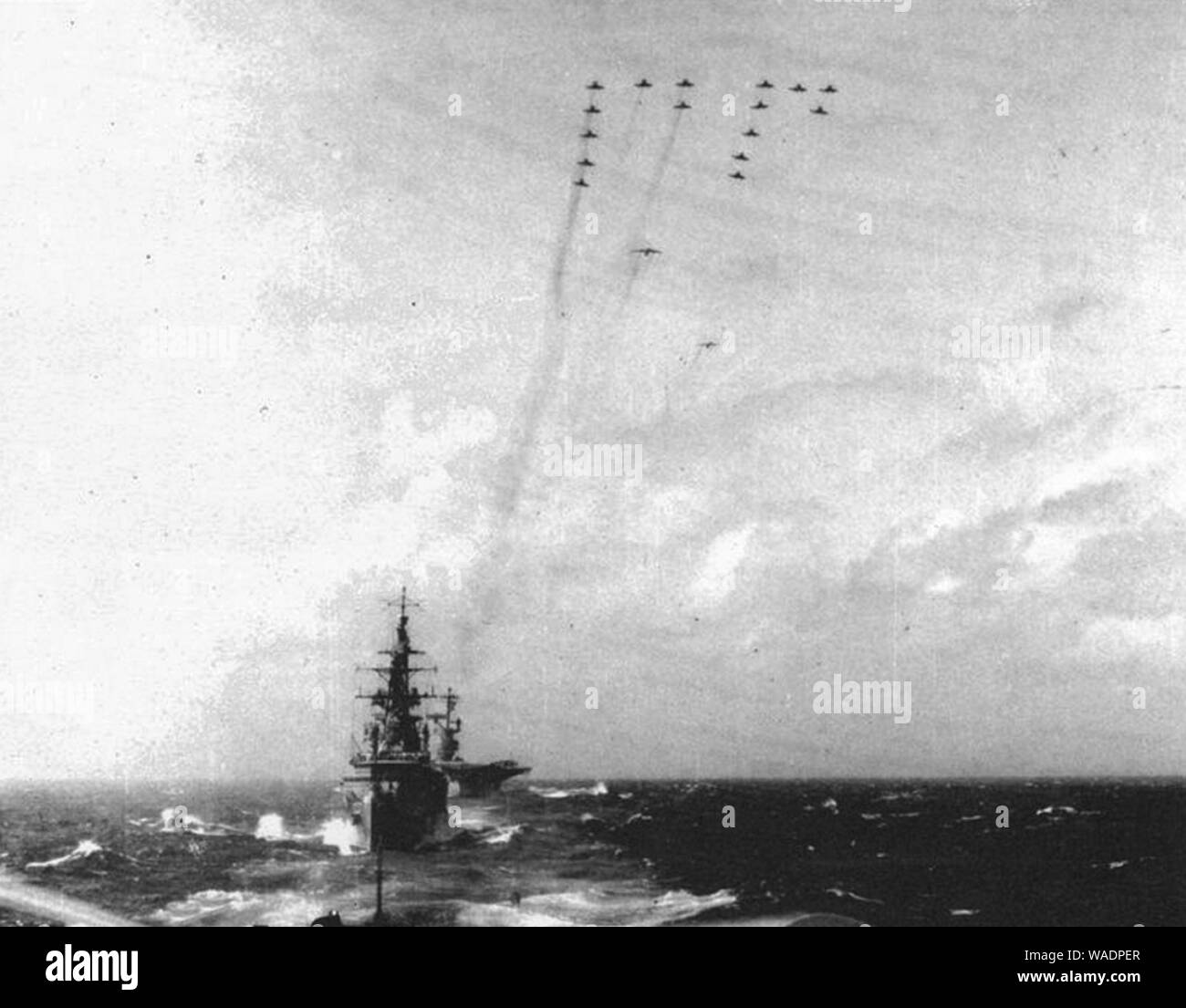 Douglas A-4 Skyhawks formano il numero 77 U.S. Navy Task Force 77 nel Golfo del Tonchino, nel 1966. Foto Stock