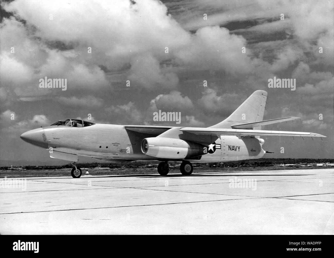 Douglas A3D-1 Skywarrior sul terreno nel 1956 (NNAM.2011.003.233.012). Foto Stock